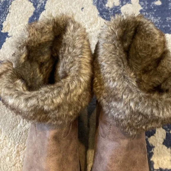 Candies cahoot Brown boots with Faux Fur Foldable Sides. Size 9.5. Rubber soles. - Picture 7 of 11